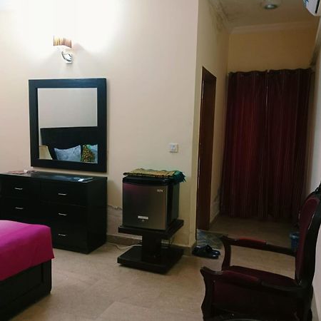 Royal Galaxy Bed & Breakfast Islamabad - For Families Only Dış mekan fotoğraf