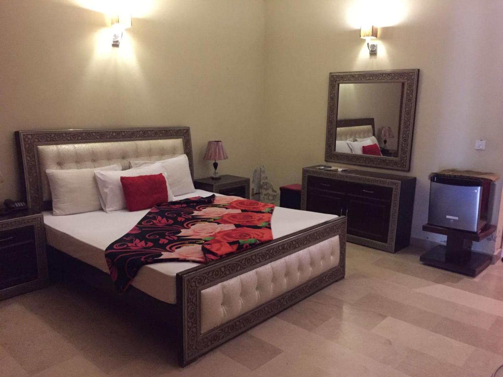 Royal Galaxy Bed & Breakfast Islamabad - For Families Only Dış mekan fotoğraf