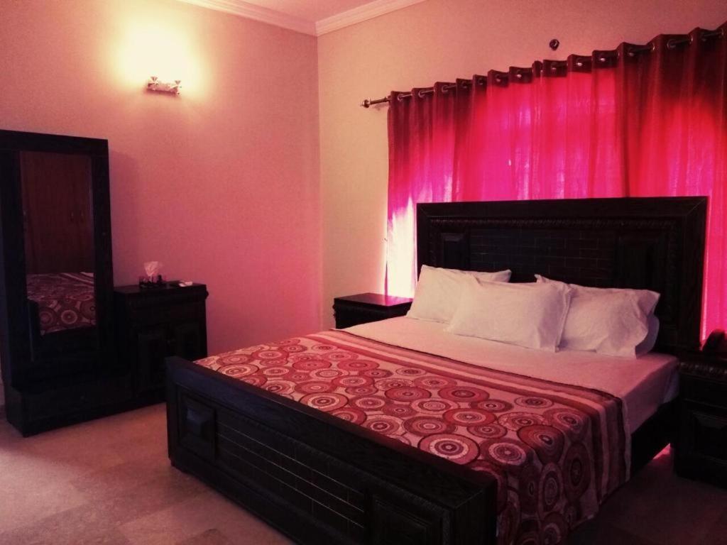 Royal Galaxy Bed & Breakfast Islamabad - For Families Only Dış mekan fotoğraf