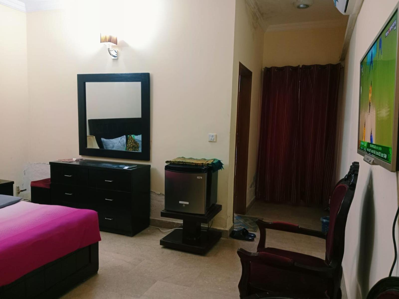 Royal Galaxy Bed & Breakfast Islamabad - For Families Only Dış mekan fotoğraf